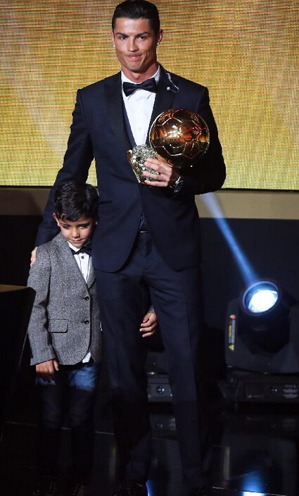 Роналду получил «Золотой мяч» во второй раз подряд