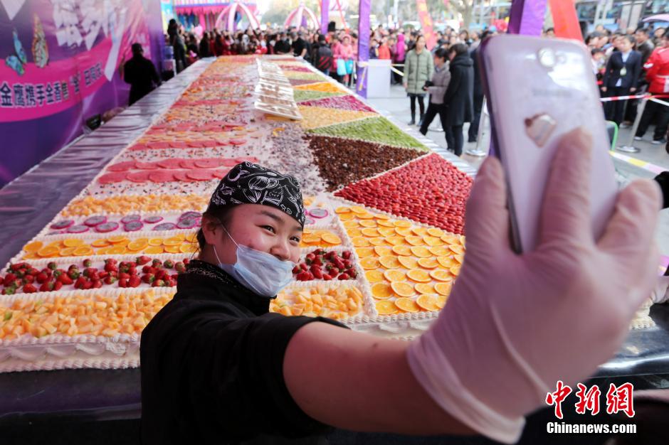 Огромный торт появился в китайском городе Хуайбэе