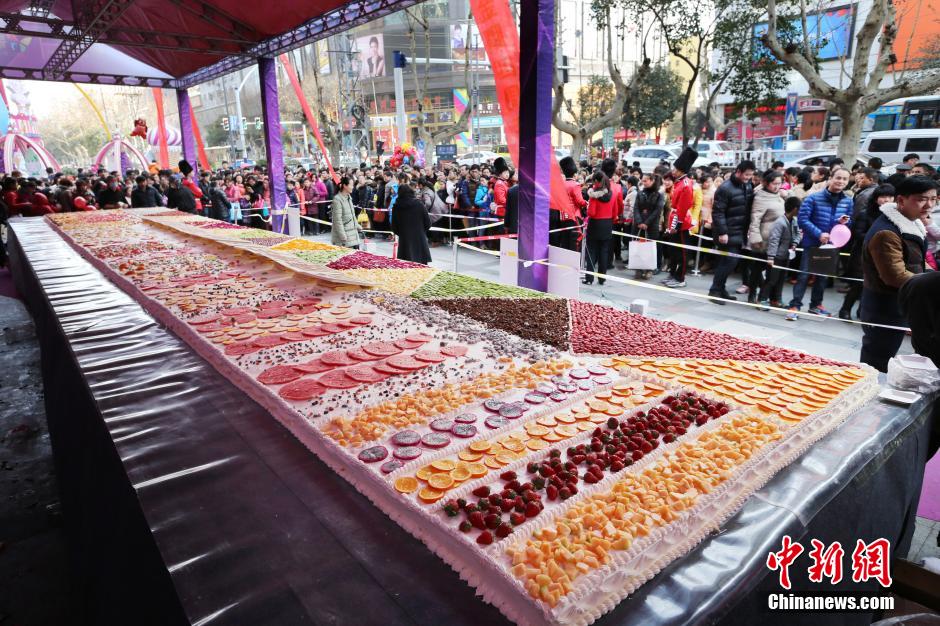 Огромный торт появился в китайском городе Хуайбэе