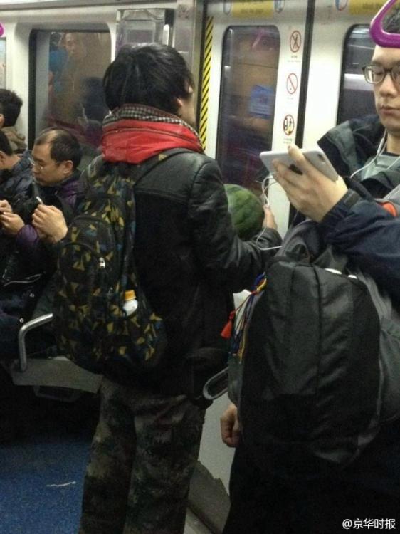 В Пекинском метро сотрудники полиции задержали мужчину с арбузом на голове