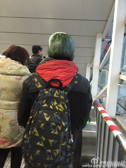 В Пекинском метро сотрудники полиции задержали мужчину с арбузом на голове