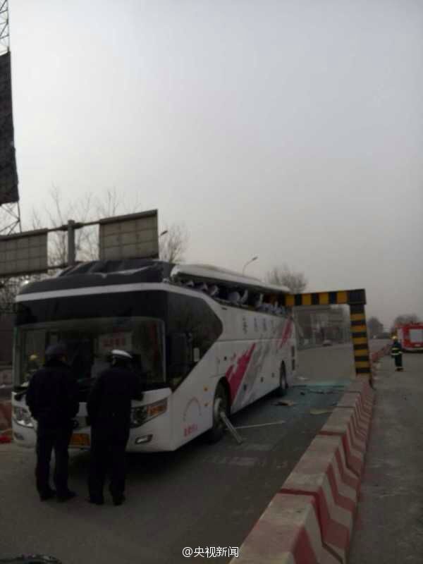 2 человека погибли в автобусной аварии в Тяньцзине