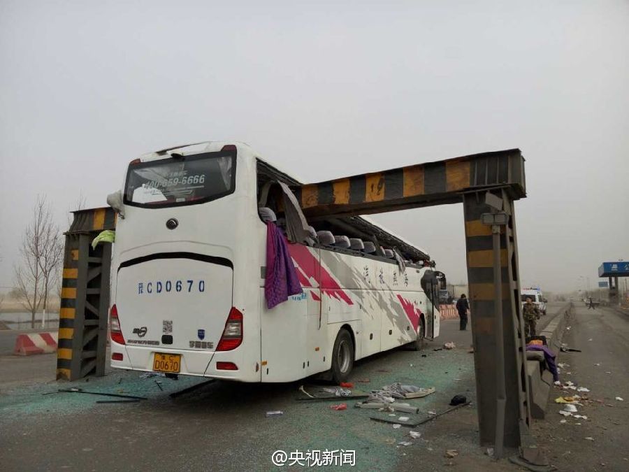 2 человека погибли в автобусной аварии в Тяньцзине