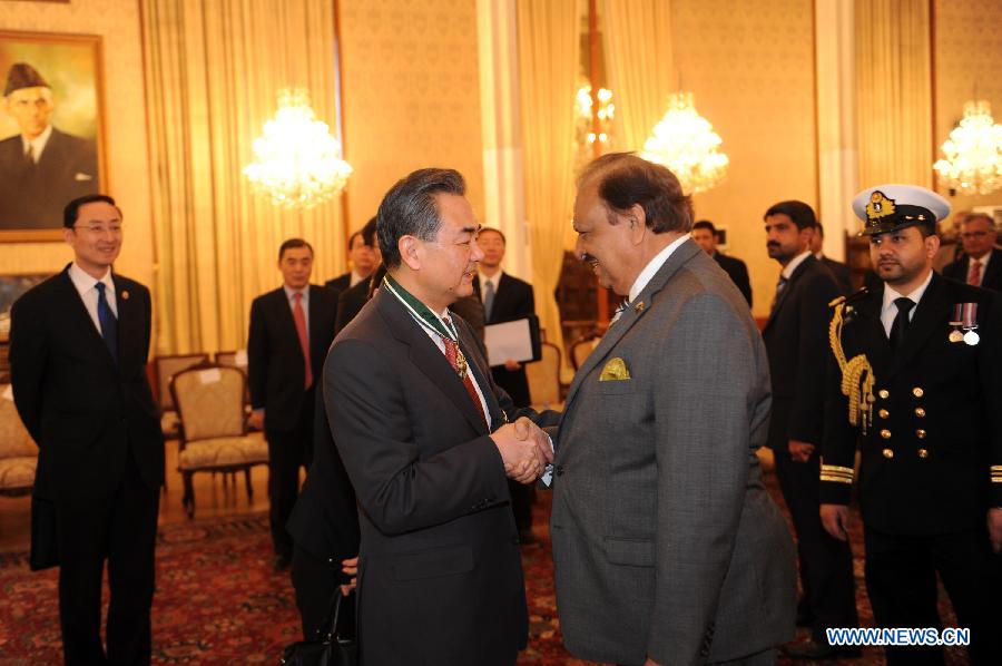 Президент Пакистана встретился с главой МИД КНР Ван И