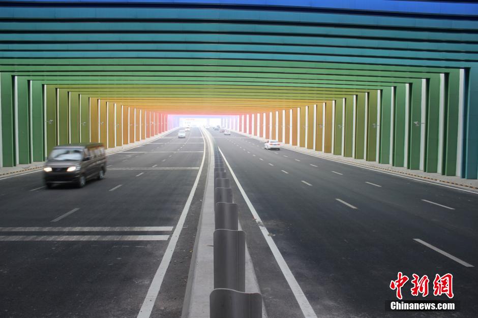 Радужный туннель открылся в китайской провинции Хэнань