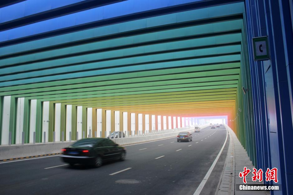 Радужный туннель открылся в китайской провинции Хэнань
