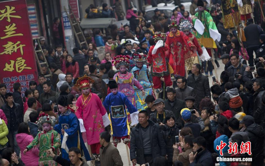В провинции Хунань прошла уличная процессия с театрализованными представлениями 