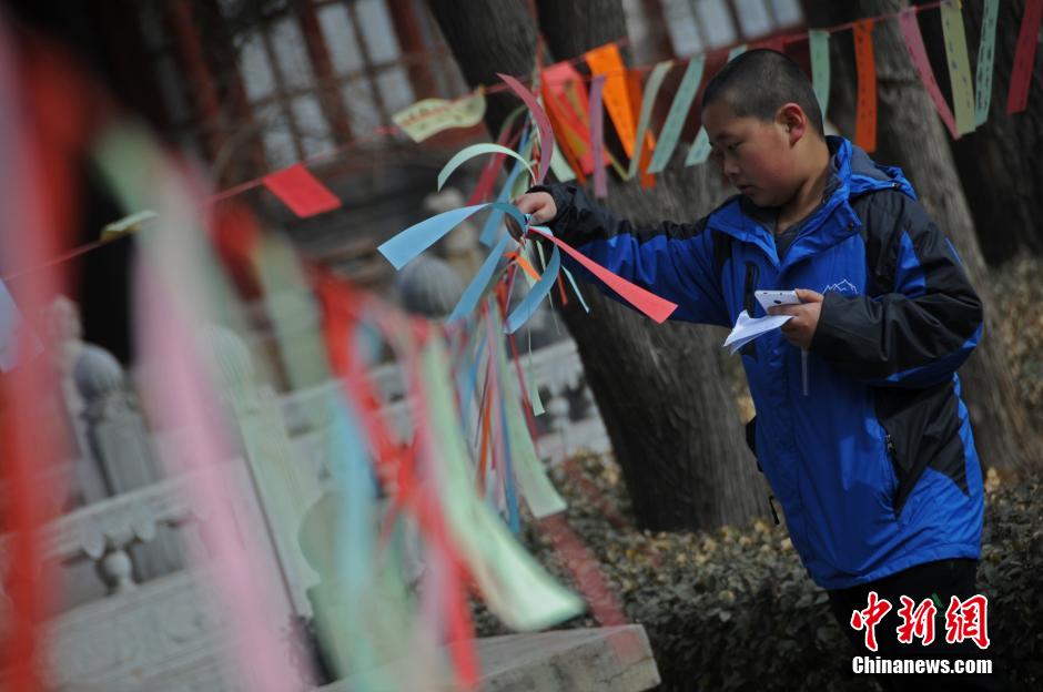 Жители города Тайюань провинции Шаньси разгадывали загадки на бумажных фонариках по случаю Праздника фонарей