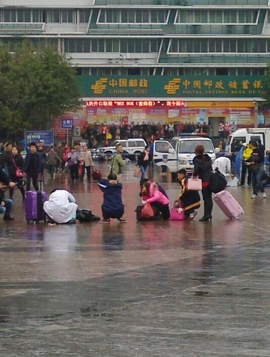 Неизвестные напали на прохожих у ж/д вокзала Гуанчжоу