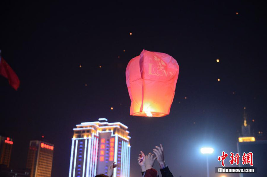 Сотни тысяч жителей и туристов посетили Фестиваль фонарей в храме Конфуция в Нанкине