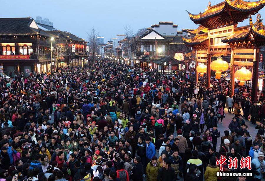 Сотни тысяч жителей и туристов посетили Фестиваль фонарей в храме Конфуция в Нанкине