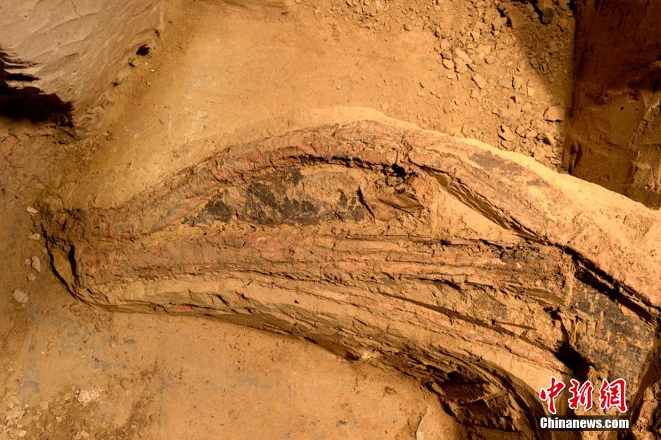 В яме с погребальными фигурами терракотовых воинов Цинь Шихуана впервые найдены полностью сохранившиеся лук и арбалет