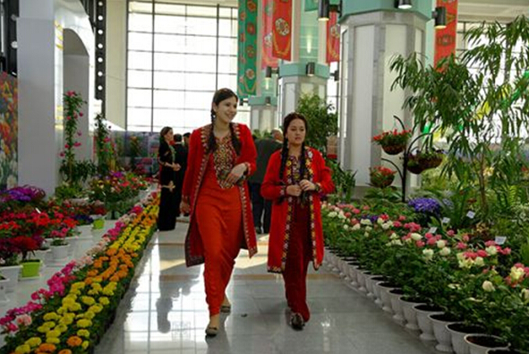 В Ашхабаде впервые открылась выставка декоративного и плодового садоводства