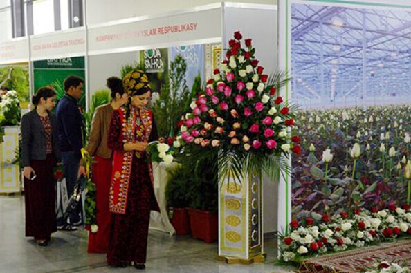 В Ашхабаде впервые открылась выставка декоративного и плодового садоводства