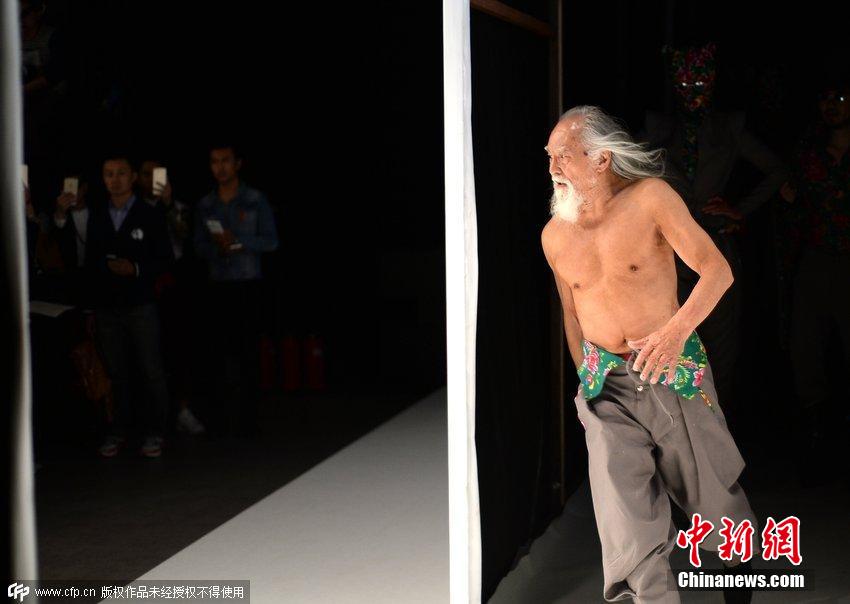 На модный подиум в Пекине вышел 79-летний пенсионер в ватной куртке