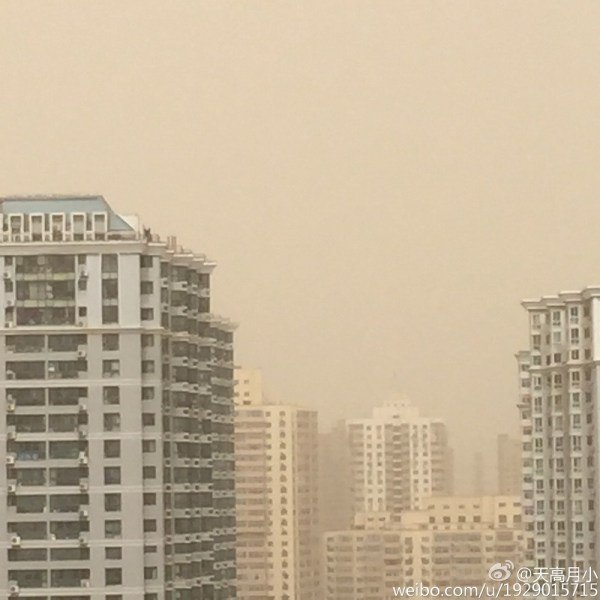 Сегодня на Пекин обрушилась первая в 2015 году песчаная буря
