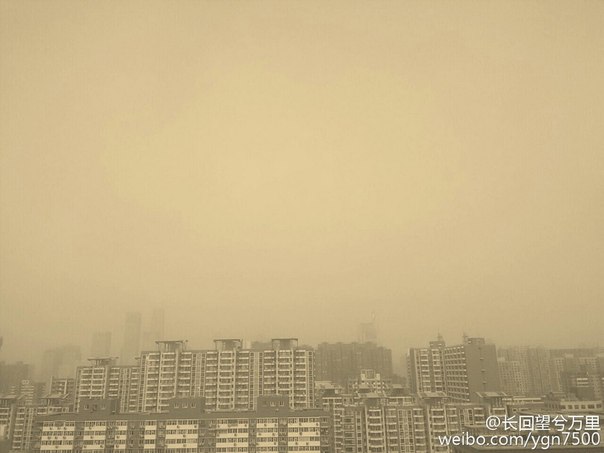 Сегодня на Пекин обрушилась первая в 2015 году песчаная буря