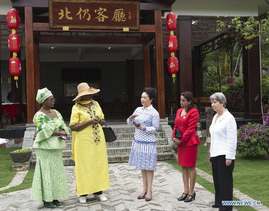 Пэн Лиюань пригласила жен лидеров, прибывших для участи в БАФ, на экскурсию