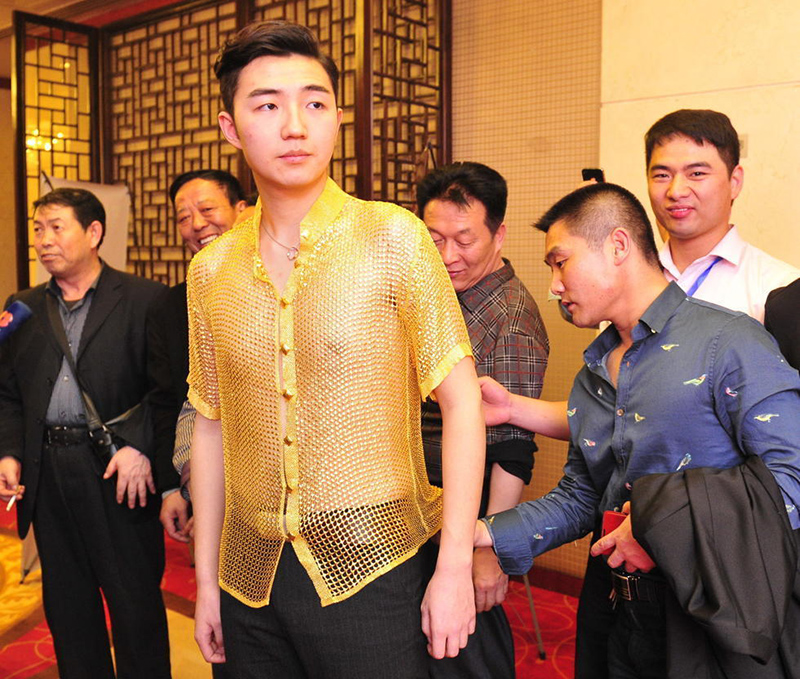 Золотые рубашки стоимостью в несколько миллионов юаней были представлены в Сиане
