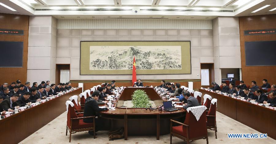 Китай испытывает увеличивающееся давление на экономику -- премьер Ли Кэцян