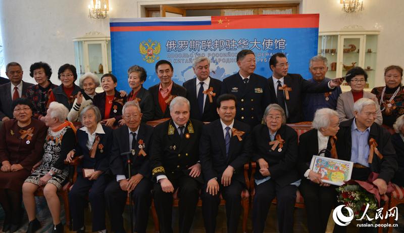 Китайские граждане получили медали "70 лет Победы в Великой отечественной войне"