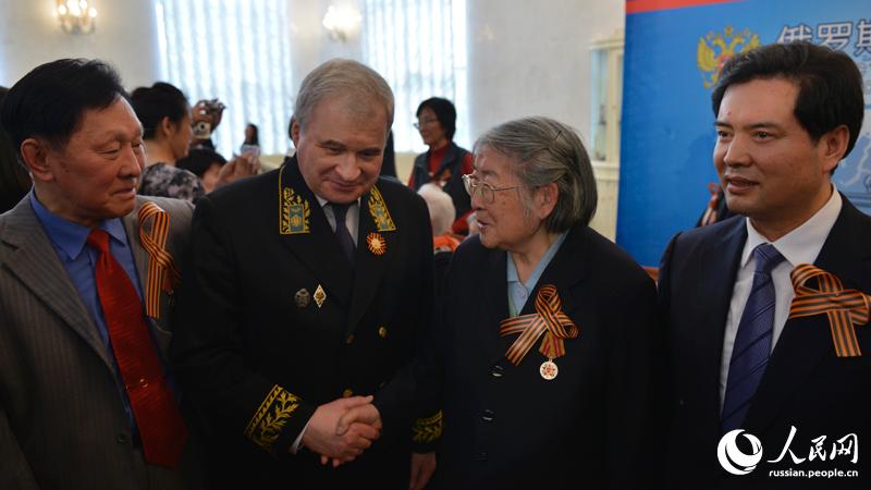 Посол РФ в Китае Денисов и дочь Мао Цзэдуна Ли Минь