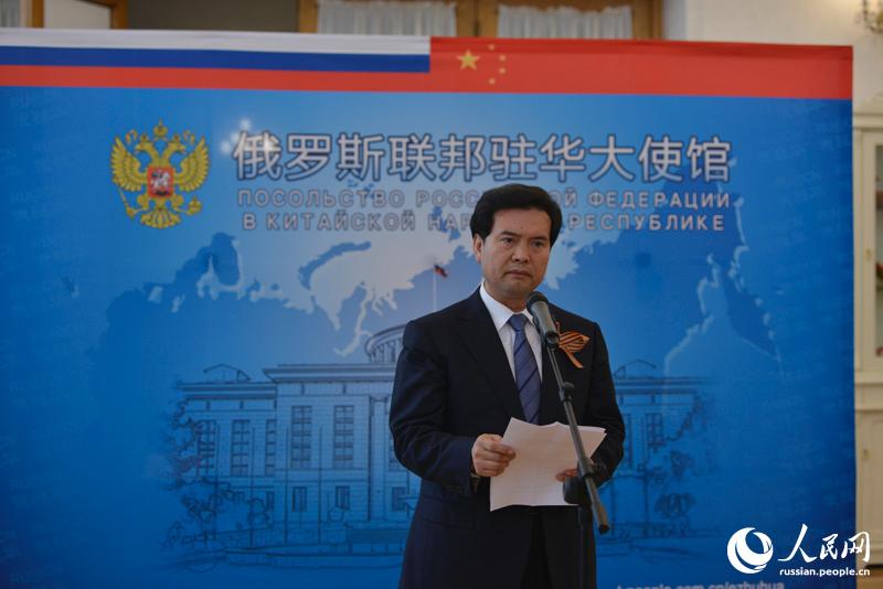 Заместитель председателя ВК НПКСК Ван Чжэнвэй выступает с речью