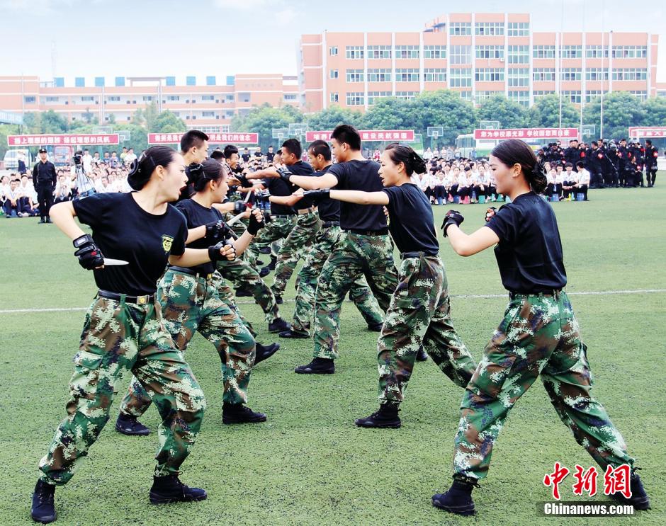 Будущие стюардессы в Чэнду изучают боевые искусства