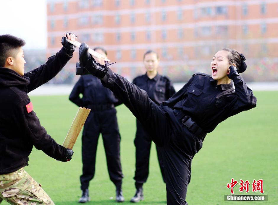Будущие стюардессы в Чэнду изучают боевые искусства