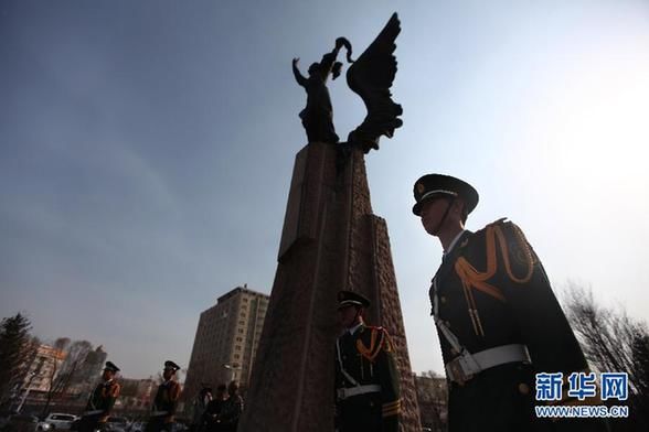 На границе с Россией члены семей советских ветеранов почтили память павших героев в антифашистской войне
