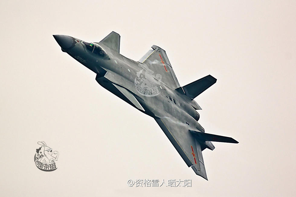 Истребитель J-20 пролетел на малой высоте