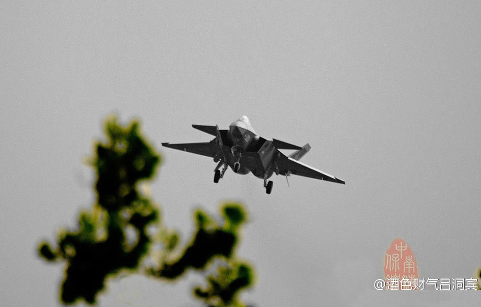 Истребитель J-20 пролетел на малой высоте