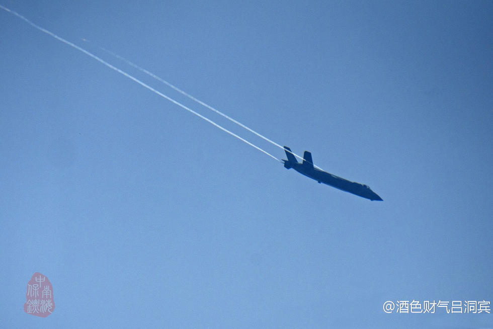 Истребитель J-20 пролетел на малой высоте