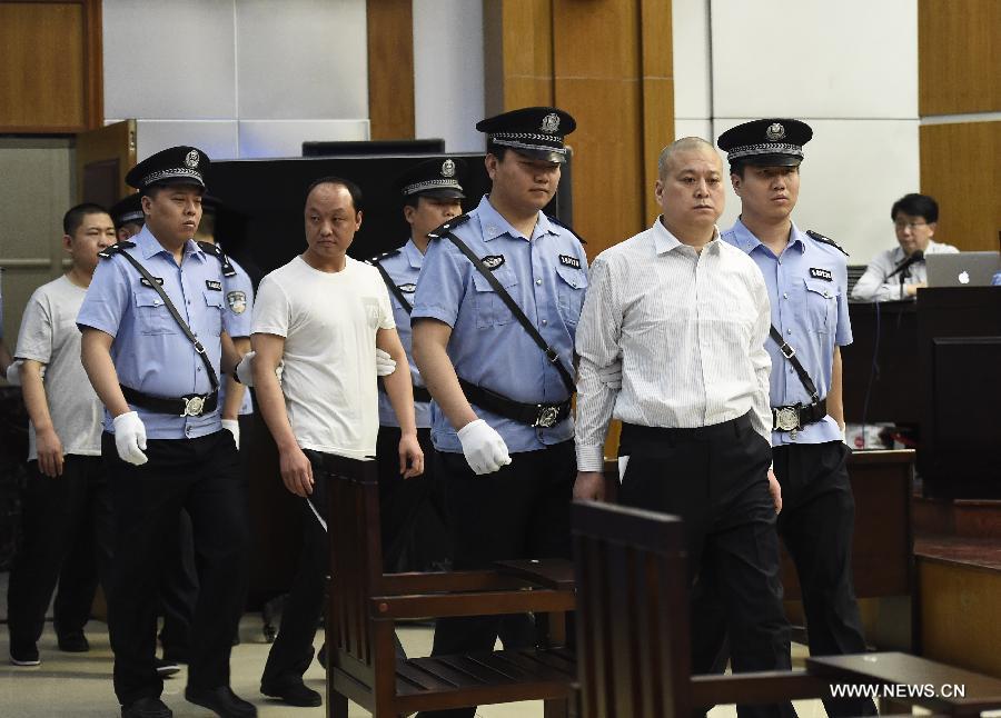 Трое китайских полицейских предстали перед судом за убийство рабочего-мигранта