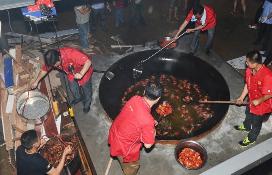 Китайские повара поджарили полтонны лангустов для местных жителей