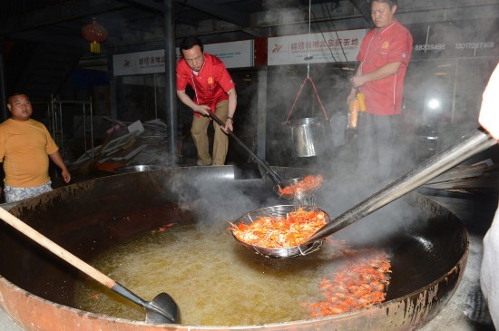 Китайские повара поджарили полтонны лангустов для местных жителей
