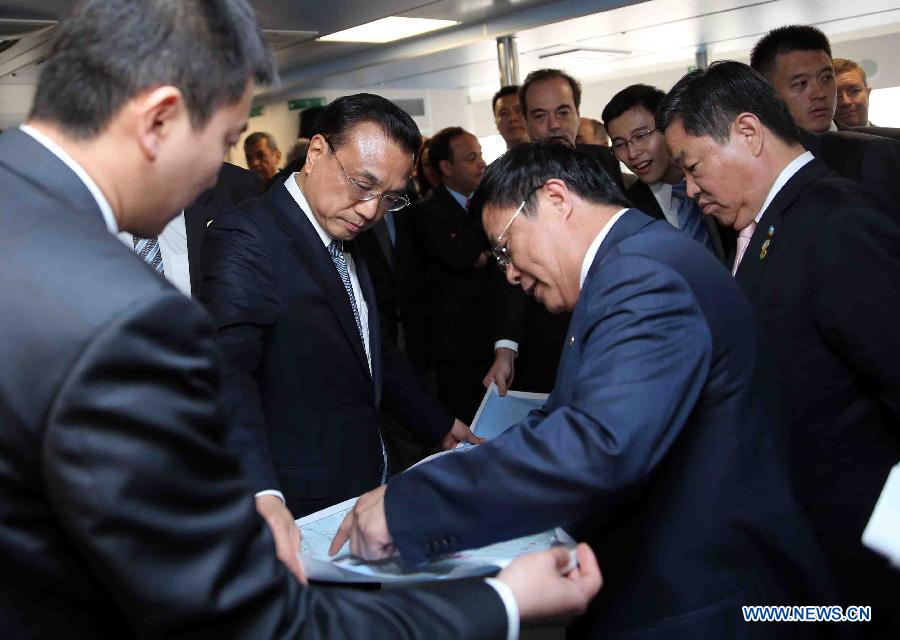 Ли Кэцян в Рио-де-Жанейро поднялся на борт парома китайского производства и встретился с представителями китайских и бразильских предпринимателей