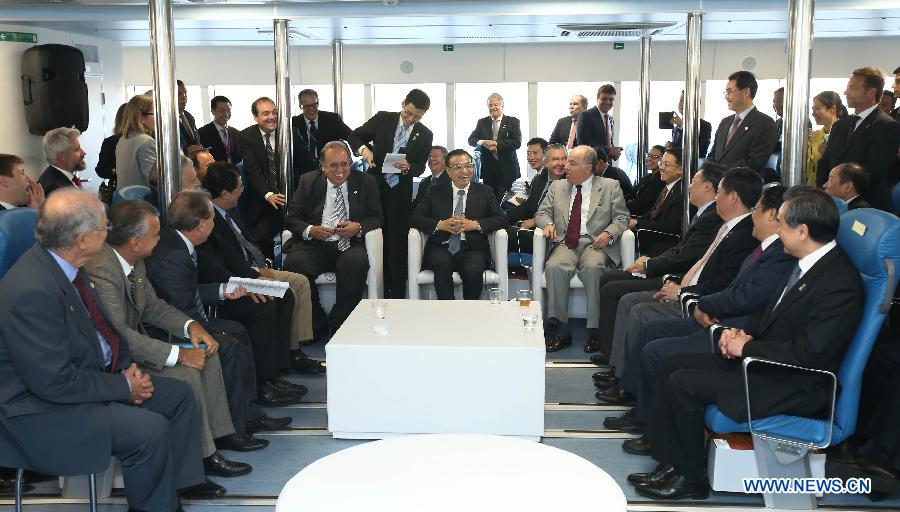 Ли Кэцян в Рио-де-Жанейро поднялся на борт парома китайского производства и встретился с представителями китайских и бразильских предпринимателей