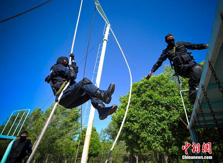 Тренировки отряда спецназа «Летающие тигры» в Урумчи