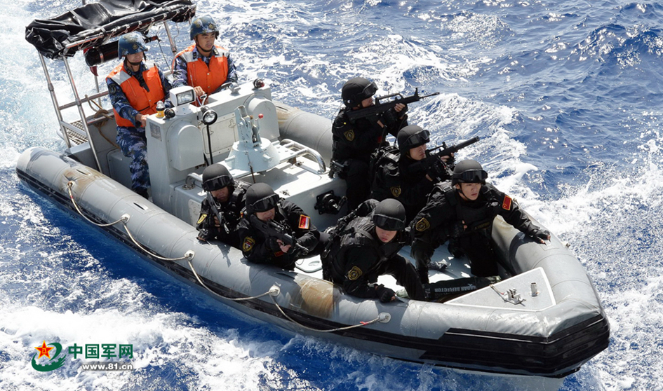 На учениях «Морское взаимодействие 2015» войска КНР и РФ освободили «захваченный» корабль