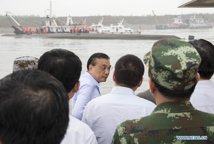 Ли Кэцян экстренно прибыл к месту крушения пассажирского судна "Звезда Востока" для руководства спасательными работами