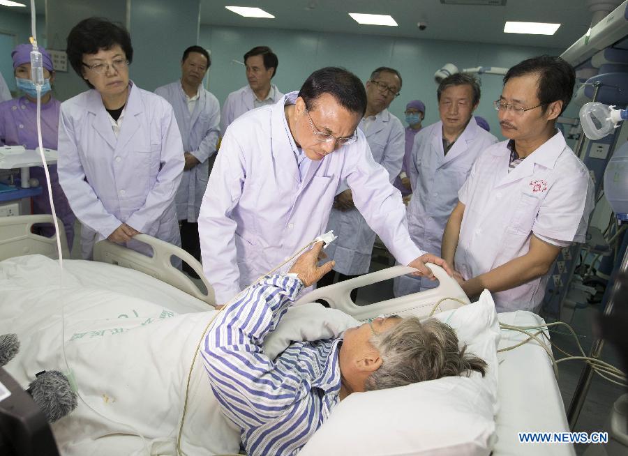 Ли Кэцян навестил раненых с потерпевшего кораблекрушение судна "Дунфанчжисин"/"Звезда Востока"/