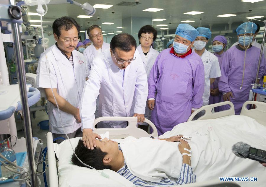 Ли Кэцян навестил раненых с потерпевшего кораблекрушение судна "Дунфанчжисин"/"Звезда Востока"/