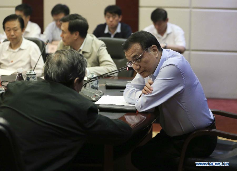 Ли Кэцян ночью провел заседание по организации дальнейших спасательных работ после крушения пассажирского судна "Дунфанчжисин"