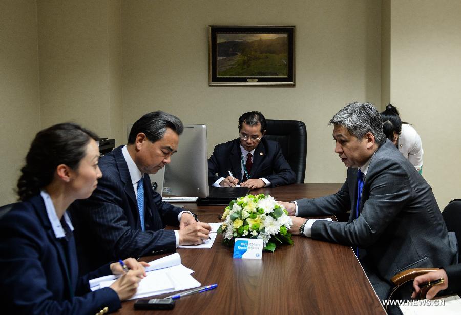 Ван И встретился с министром обороны Кыргызстана Э.Абдылдаевым