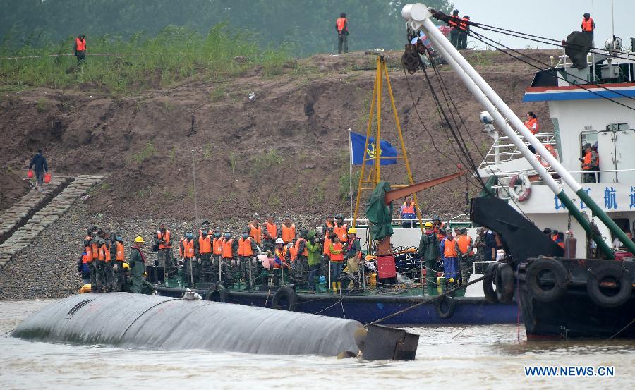 Минтранспорта: поисково-спасательная работа на месте крушения корабля "Дунфанчжисин" проводится круглосуточно