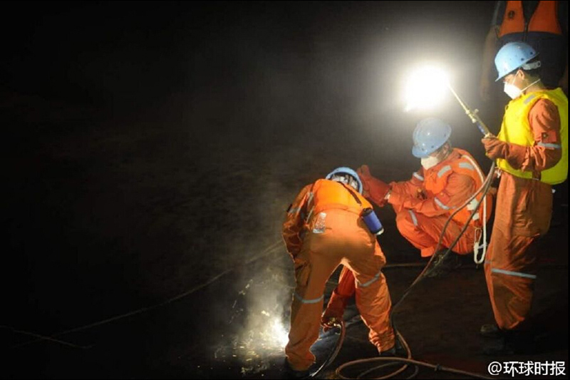 Спасатели делают разведывательные отверстия в судне «Дунфанчжисин»