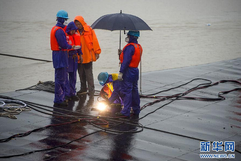Спасатели делают разведывательные отверстия в судне «Дунфанчжисин»