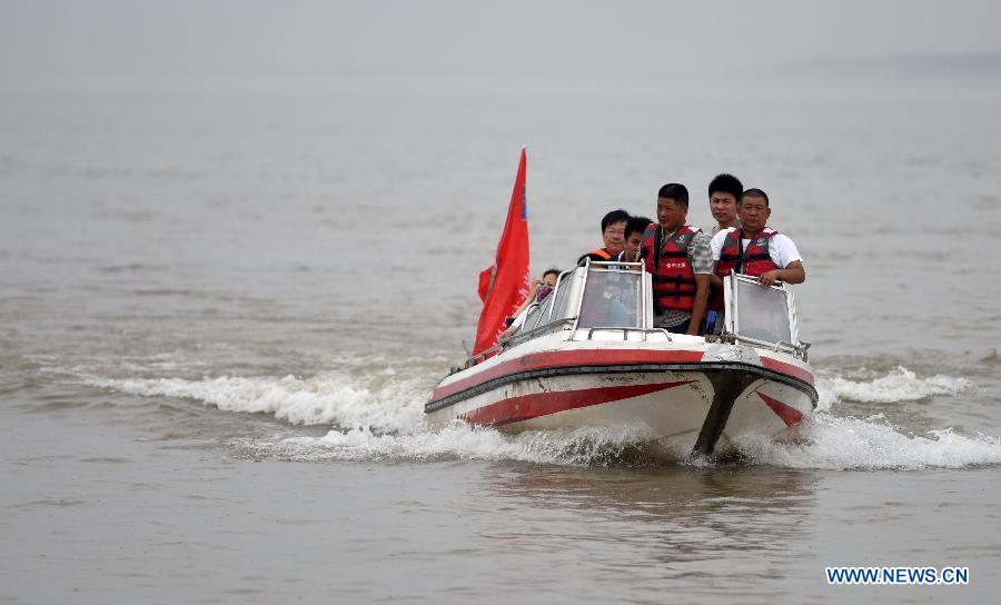 Число жертв на затонувшем в реке Янцзы судне возросло до 97 человек