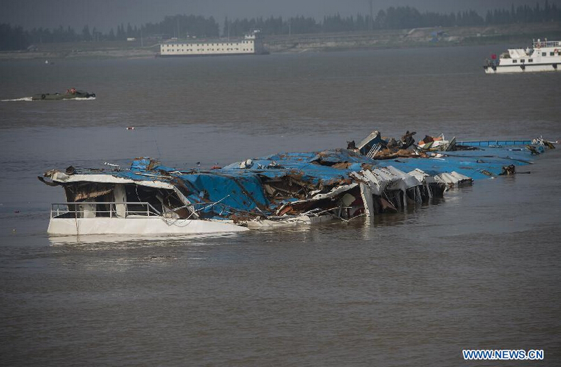 В Китае спасатели выровняли затонувшее судно "Звезда Востока"